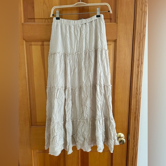 Brandy Melville Izzy Skirt in Cream - Picture 4 of 5